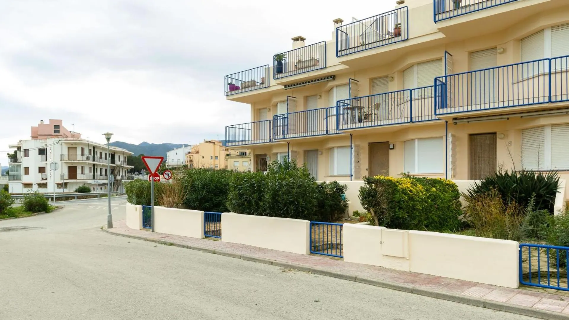 Luminoso Apartamento Con Vistas Al Mar A 50M De La Playa De Grifeu, Llanca - Es-228-25 Apartment